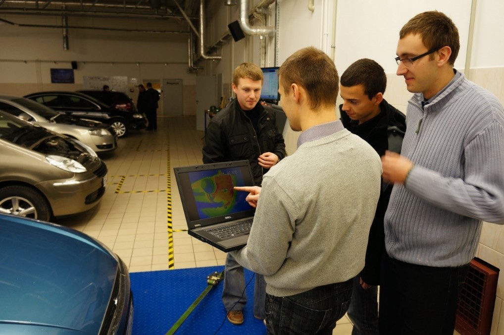 Zdjęcie przedstawiające pracę studentów skupiającą się na analizie badanej temperatury w układzie jezdnym pojazdu