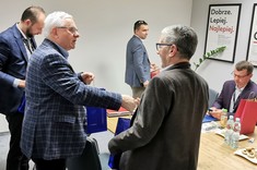 Od lewej: prof. PRz Adam Marciniec –  Dziekan Wydziału Budowy Maszyn i Lotnictwa, Sylwester Kozioł - Dyrektor Zakładu Collins Aerospace w Tajęcinie