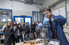 Pracownia korozji i procesów elektrochemicznych -prezentacja procesu anodowania tytanu fot. B. Motyka