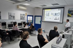 Dr inż. M. Pawłowski - dyrektor Zoller Polska, studenci 2 MM-DU WBMiL