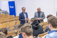 Przywitanie uczestników. Od lewej prof. PRz M. Motyka, prof. PRz A. Marciniec, fot. B. Motyka