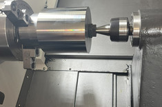 Tokarka CNC przygotowana do pracy, uchwyt z zamocowanym przedmiotem obrabianym 