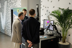 Pracownicy Verashape oraz prof. dr. hab. inż. Andrzej Kawalec (od lewej) przy ramieniu pomiarowym 