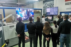 Dr inż. M. Pawłowski - dyrektor Zoller Polska, studenci 2 MM-DU WBMiL