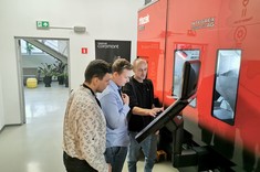 Pan Tadeusz Wojtanek (firma Sandvik) oraz studenci PRz: Łukasz Dubiel oraz Michał Jużyniec