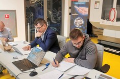 Od lewej: inż. A. Kardasiński(student WBMiL), prof. PRz W. Habrat, inż. W. Szwed (student WBMiL)