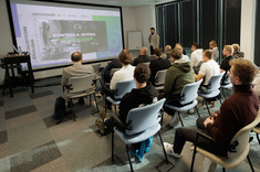 Prezentacja prowadzona przez Michała Kisiela z firmy VERASHAPE w sali konferencyjnejfot