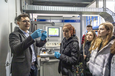 Dr inż. T. Kubaszek tłumaczy metodę natryskiwania plazmowego, fot. B. Motyka