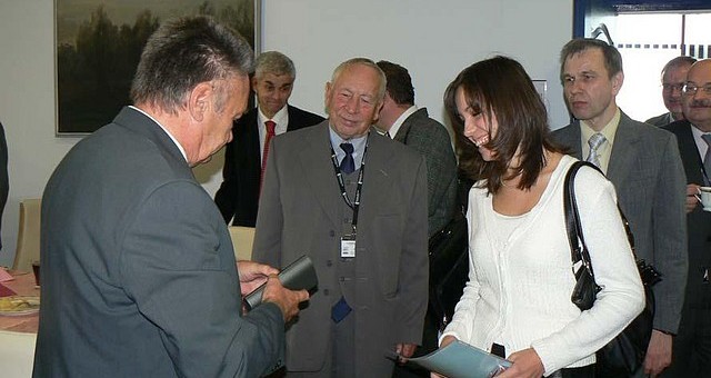 Przewodniczący Komitetu Naukowego prof. Jan Gruszecki wręcza mgr inż. Fatina L. Basmadji dyplom i Złote Pióro. W środku prof. Ryszard Vogt, członek Jury