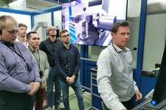 Dr inż. M. Pawłowski - dyrektor Zoller Polska, studenci 2 MM-DU WBMiL