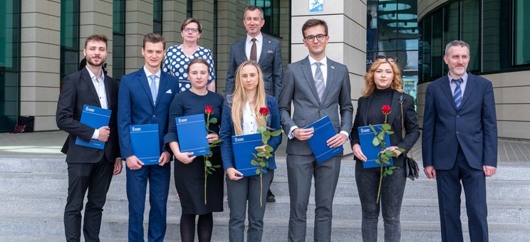 Nagrodzeni studenci WBMiL z prodziekanem prof. PRz P. Rzucidło, prof. PRz I. Włoch i prof. G. Ostaszem, fot. A. Surowiec