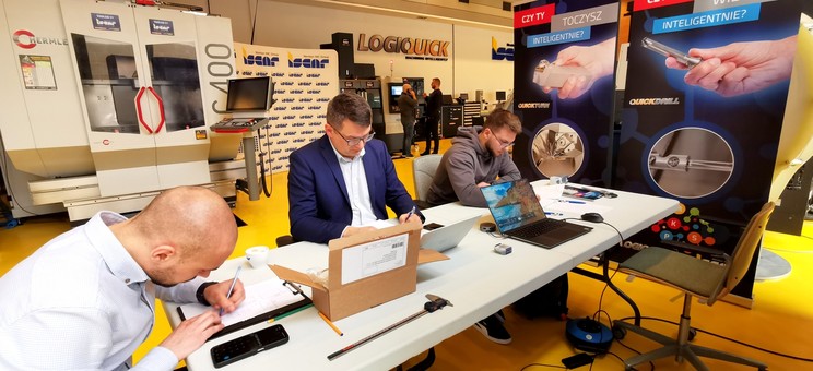 Od lewej: inż. A. Kardasiński(student WBMiL), prof. PRz W. Habrat, inż. W. Szwed (student WBMiL)