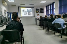 Dr inż. M. Pawłowski - dyrektor Zoller Polska, studenci 2 MM-DU WBMiL