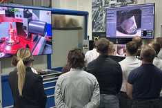 Dr inż. M. Pawłowski - dyrektor Zoller Polska, studenci 2 MM-DU WBMiL