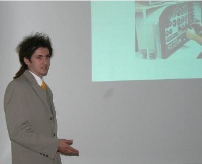 Mgr inż. Piotr Grzybowski wygłasza referat podczas V Konferencji Awioniki, 2007