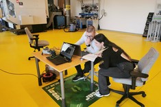 Pani inż. A. Pucyło oraz Pan inż. J. Ciurko (studenci WBMiL)