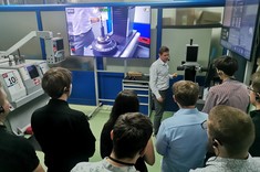 Dr inż. M. Pawłowski - dyrektor Zoller Polska, studenci 2 MM-DU WBMiL