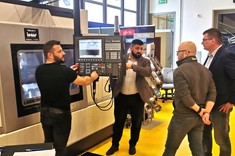 Od lewej: Marcin Karkus(Specjalista ds. Projektów i Aplikacji), Robert Zieliński(Prezes Firmy), prof.PRz Witold Habrat, Michał Zemanek(Lider Tech Center)