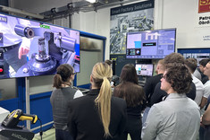 Dr inż. M. Pawłowski - dyrektor Zoller Polska, studenci 2 MM-DU WBMiL