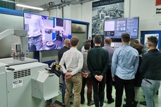 Dr inż. M. Pawłowski - dyrektor Zoller Polska, studenci 2 MM-DU WBMiL