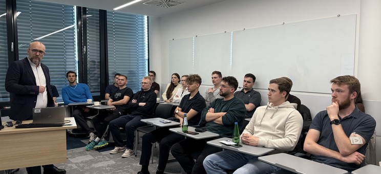 Spotkanie studentów kierunku LiK z pracownikami MTU Aerto Engines Polska (fot. K. Pałkus)