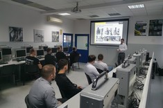 Dr inż. M. Pawłowski - dyrektor Zoller Polska, studenci 2 MM-DU WBMiL