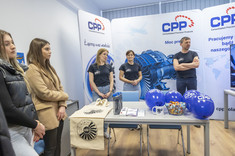 Młodzież na stoisku Consolidated Precision Products Poland sp. z o.o, fot. B. Motyka