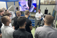 Dr inż. M. Pawłowski - dyrektor Zoller Polska, studenci 2 MM-DU WBMiL