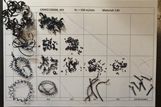 Arkusz z próbkami różnych rodzajów wióra uzyskanego podczas toczenia, opisany parametrami skrawania 