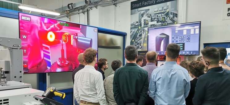 Dr inż. M. Pawłowski - dyrektor Zoller Polska, studenci 2 MM-DU WBMiL