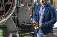 Dr inż. D. Szeliga prezentuje piec do nawęglania stali, fot. B. Motyka