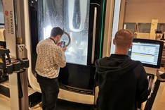 Pan inż. Łukasz Dubiel (student WBMiL) oraz Pan Tadeusz Wojtanek (firma Sandvik)