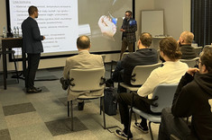 Prezentacja prowadzona przez pracowników firmy SECO w sali konferencyjnej 