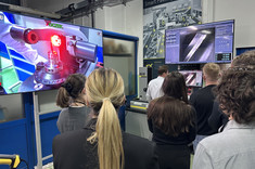 Dr inż. M. Pawłowski - dyrektor Zoller Polska, studenci 2 MM-DU WBMiL