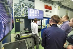 Dr inż. M. Pawłowski - dyrektor Zoller Polska, studenci 2 MM-DU WBMiL