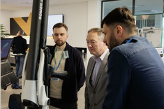 Pracownicy Verashape oraz prof. dr. hab. inż. Andrzej Kawalec (w środku) przy ramieniu pomiarowym 