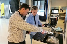 Pan inż. Łukasz Dubiel oraz Pan inż. Michał Jużyniec oraz (studenci WBMiL)