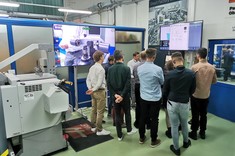 Dr inż. M. Pawłowski - dyrektor Zoller Polska, studenci 2 MM-DU WBMiL